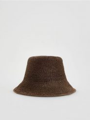 Słomkowy kapelusz bucket - ciemnobrązowy. Brązowe kapelusze damskie Reserved, bez wzorów. Za 89.99 zł.