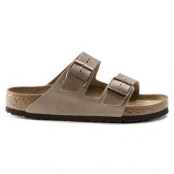 Klapki damskie Birkenstock Arizona (552813). Brązowe klapki damskie Birkenstock, bez wzorów, bez obcasa, bez zapięcia. Za 479.99 zł.