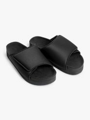 Monki Klapki w kolorze czarnym rozmiar: 39. Czarne klapki damskie Monki, bez wzorów, z otwartym noskiem, bez obcasa, bez zapięcia. Za 43.99 zł.