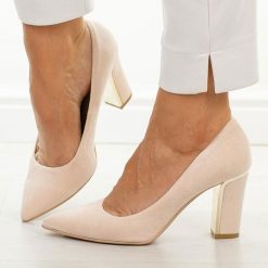 Róż puder zamsz Polskie czółenka damskie Suzana 852. Czerwone czółenka damskie Suzana, bez wzorów, z zamszu, bez obcasa, na słupku. Za 249.00 zł.