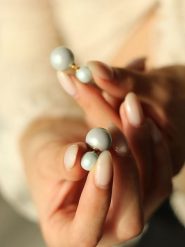 Pierres delicates Pozłacane kolczyki-wkrętki z perłami rozmiar: onesize. Niebieskie kolczyki damskie Pierres delicates, z perłą, pozłacane. Za 39.99 zł.