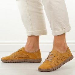 Żółte skórzane półbuty damskie Vinceza 95362. Żółte półbuty damskie VINCEZA, na lato, w ażurowe wzory, z jeansu, z okrągłym noskiem, bez obcasa, bez zapięcia. W wyprzedaży za 197.10 zł.