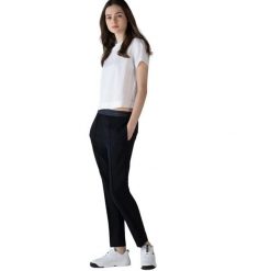 Spodnie turystyczne damskie Lacoste. Czarne spodnie sportowe damskie Lacoste, na lato, uniwersalny, bez wzorów, z dresówki, trekkingowe. Za 437.00 zł.