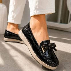 Czarne crock skórzane mokasyny damskie Filippo Dp6457/26. Czarne mokasyny damskie Filippo, na jesień, z lakierowanej skóry, bez obcasa. Za 239.00 zł.