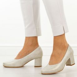 Złote skórzane czółenka damskie Cambell 19410. Żółte czółenka damskie Cambell, bez wzorów, ze skóry, z okrągłym noskiem, bez obcasa, na słupku. Za 219.00 zł.