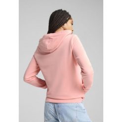 Damska bluza z kapturem ESS METALLIC PUMA Pink Fruit Metallic Silver. Czerwone bluzy damskie Puma, s, bez wzorów, z kapturem. W wyprzedaży za 174.00 zł.