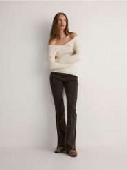 Jeansy flare high waist - beżowy. Brązowe jeansy damskie Reserved, z podwyższonym stanem. W wyprzedaży za 99.99 zł.
