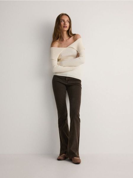 Jeansy flare high waist - beżowy. Brązowe jeansy damskie Reserved, z podwyższonym stanem. W wyprzedaży za 99.99 zł.