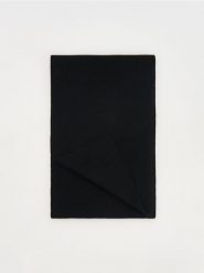 Wełniany szalik z kaszmirem - czarny. Czarne szaliki damskie Reserved, bez wzorów, z kaszmiru. W wyprzedaży za 119.99 zł.