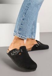 Czarne Klapki Mule w Stylu Chodaków z Klamrą Lanaris. Czarne klapki damskie Born2be, bez wzorów, bez obcasa, na płaskiej podeszwie, bez zapięcia. Za 69.99 zł.
