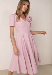 Różowa Elegancka Rozkloszowana Sukienka z Kwiatem 3D Eugorus. Czerwone sukienki damskie Born2be, z aplikacjami, eleganckie, bez ramiączek. Za 249.99 zł.