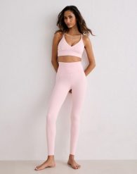 Damskie leginsy wysoki stan, squat proof, szybkoschnące Sense baletowy róż. Czerwone legginsy damskie Aim'n, m, bez wzorów, z elastanu, z podwyższonym stanem, na fitness i siłownię. Za 296.00 zł.