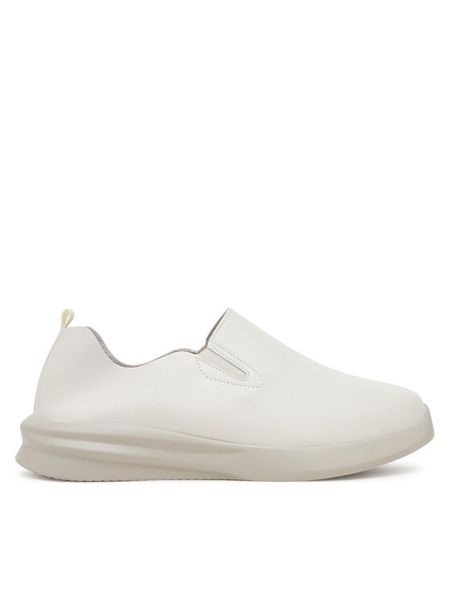 Clara Barson Półbuty WFA3690-1 Écru. Półbuty damskie Clara Barson, bez wzorów, ze skóry, bez obcasa, na płaskiej podeszwie, bez zapięcia. Za 119.99 zł.